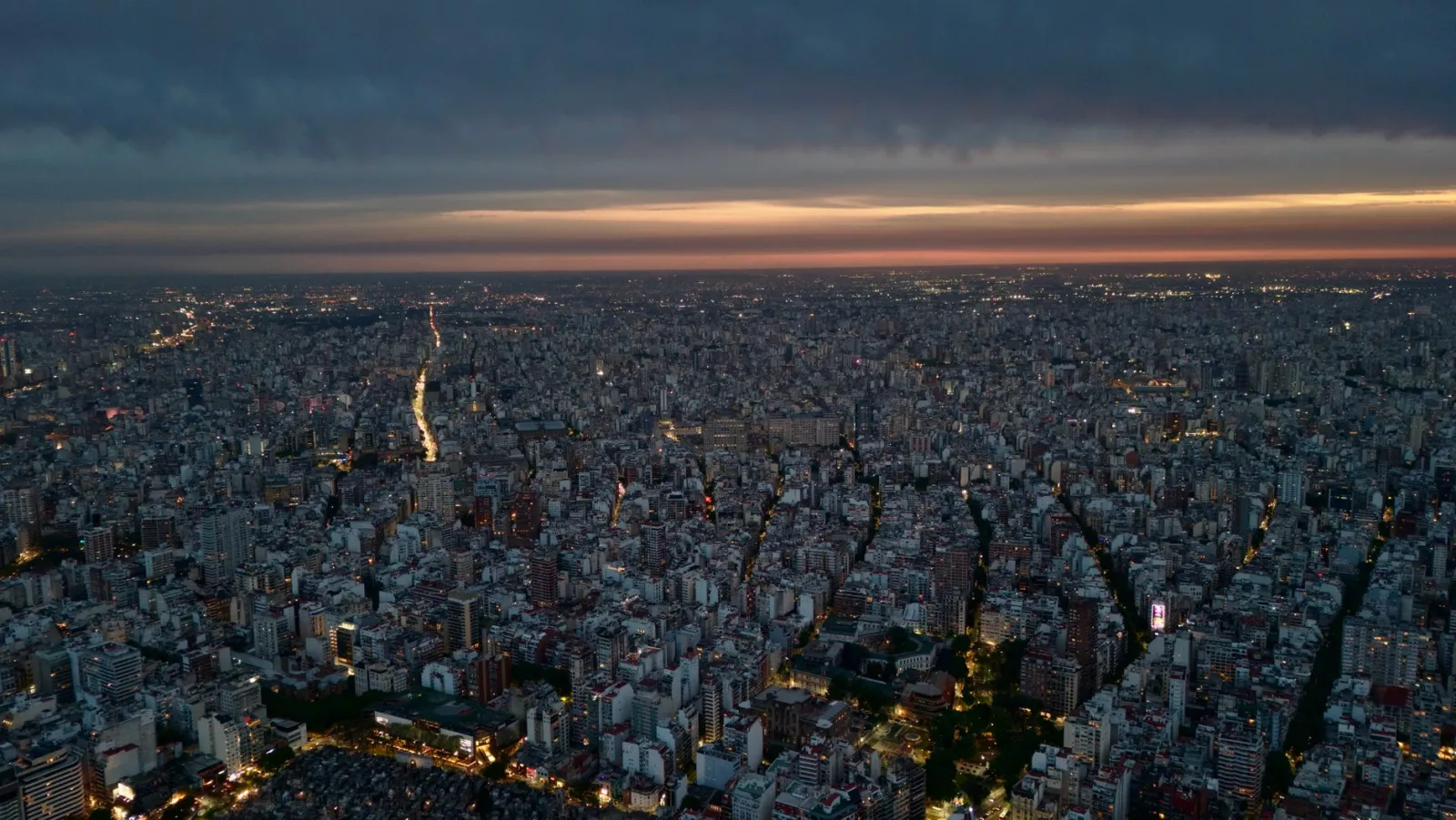 Avenida arborizada em bairro clássico de Buenos Aires