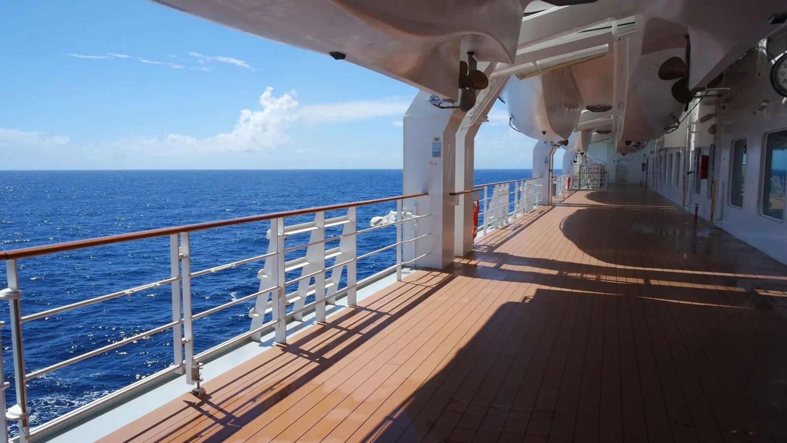 Deck de navio de cruzeiro com vista para o mar azul em dia de céu limpo