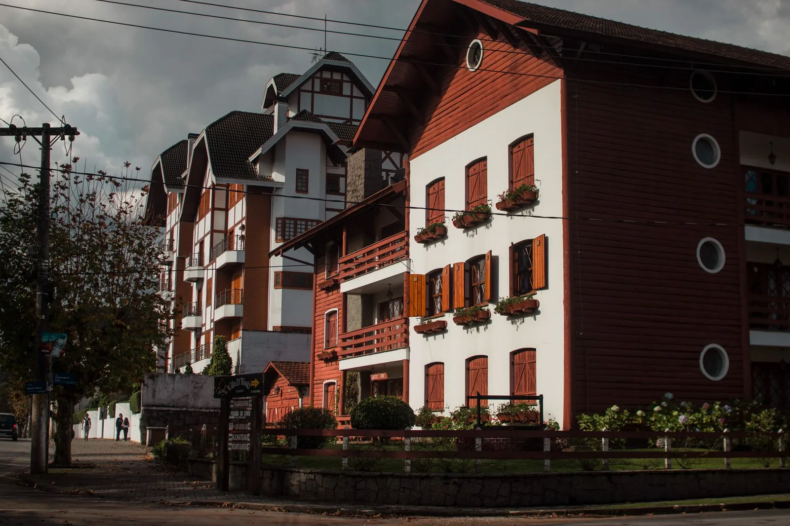 Casas em estilo europeu com jardins floridos em uma rua de Gramado, na Serra Gaúcha